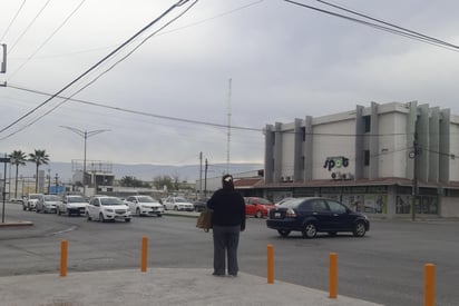 Ciudadanos de Monclova en riesgo por falta de puentes peatonales y señales