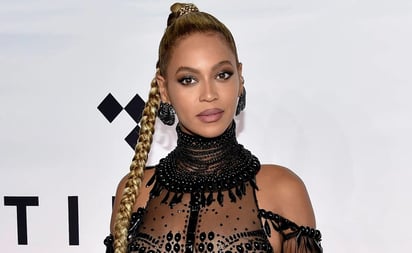 Beyoncé conquista Dubái con vestido de corsé y transparencias