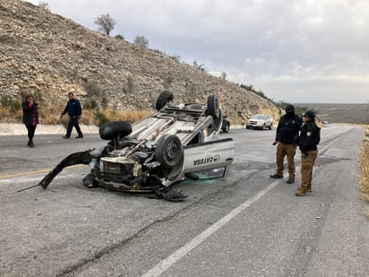 Camioneta vuelca en el libramiento Eliseo Mendoza Berrueto de Monclova