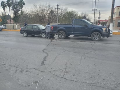 Mujer choca por alcance contra camioneta en el sector el Pueblo de Monclova