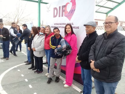 Programa entrega cobertores en el Ejido Piedras N.