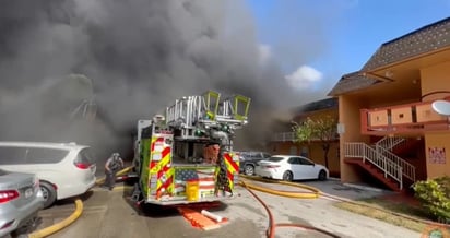 Desalojan a cerca de 200 personas de un edificio incendiado en Miami