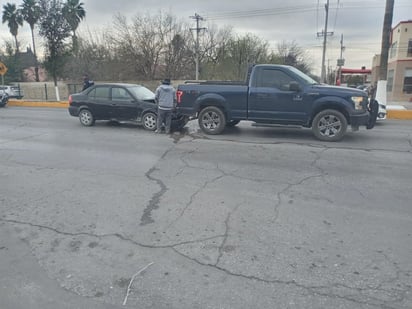 Mujer choca por alcance su auto contra camioneta