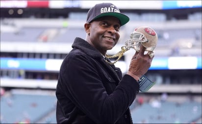 El histórico Jerry Rice le presume sus anillos a la afición de Philadelphia Eagles