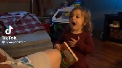 Niña se vuelve viral por su reacción al ver a su papá con su nuevo hermanito: Al ver la amorosa escena se aprecia cómo la pequeña queda con la boca abierta.