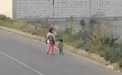 Detienen a mujer que fue captada pateando a un niño en calles de Ecuador