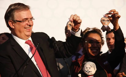 Con mariachi y peluches de 'Marcelitos', reciben a Ebrard en plenaria de Morena