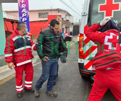 Motociclista derrapa y cae de su moto en el sector el Pueblo de Monclova