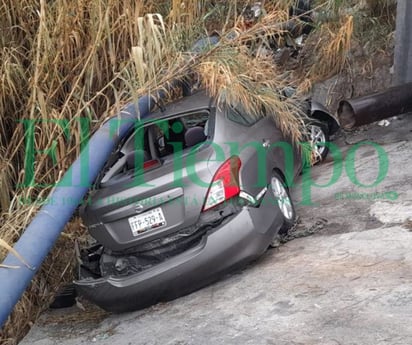 Auto cae al Río Monclova; Conductor y acompañante terminaron lesionados