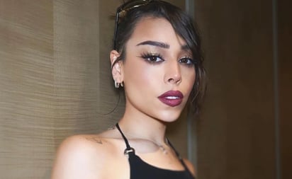 Danna Paola deslumbra con corset rojo y total look de cuero