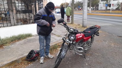 Motocicleta choca contra camión en la colonia San Francisco