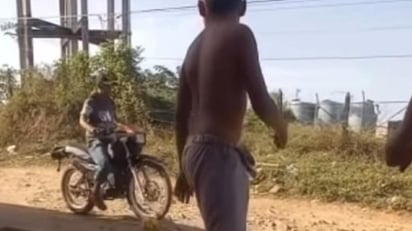 Niños tiran a motociclista tras darle pelotazo: Se trata de unos niños que se encontraban jugando fútbol.