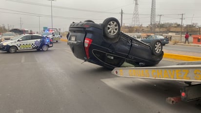 Choque en la colonia Miguel Hidalgo de Monclova termina en volcadura