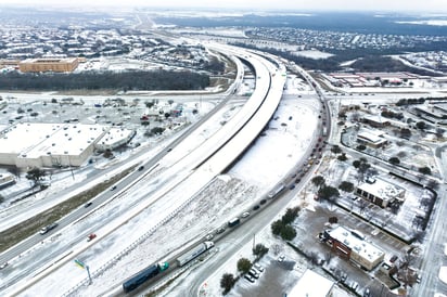 Tormenta invernal cancela vuelos en Texas