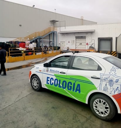 Ciudadanos denuncian fuga de agua en supermercado de Monclova 