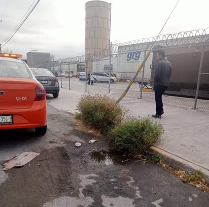 Ciudadanos denuncian fuga de agua en supermercado local 