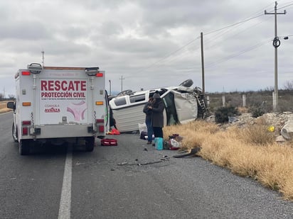 Damas vuelcan en la carretera Monclova-Estacion Hermanas