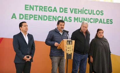 Fraustro Siller entregó cinco unidades automotrices a diversas áreas del gobierno