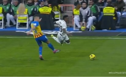 La brutal patada que recibió Vinícius Jr. contra el Valencia: El atacante del Real Madrid recibió una criminal entrada por parte de Gabriel Paulista