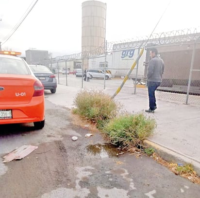 Ciudadanos denuncian fuga de agua en supermercado local