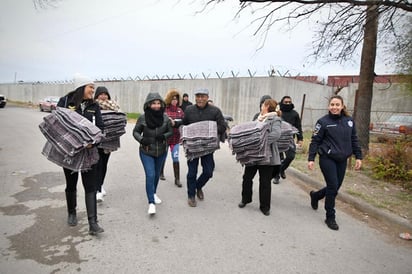 Apoyan a familias vulnerables con vales de gas y cobertores en Piedras Negras 