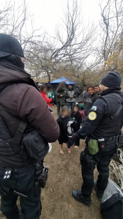 Elementos de las Fuerzas Especiales de la AIC ayudan a familias