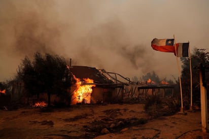 Asciende a siete el número de muertos en virulentos incendios de Chile