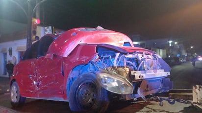 Dos autos quedan destrozados en fuerte choque suscitado en la Zona Centro