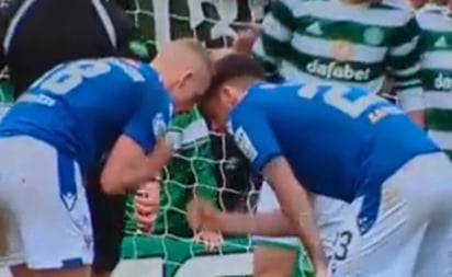 VIDEO: Insólito; jugadores de Escocia deciden al pateador de un tiro libre con un 'piedra, papel o tijera': La Liga de Escocia presentó uno de los momentos más divertidos del año