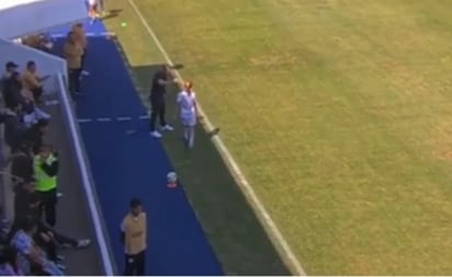 VIDEO: Director técnico de Pumas Femenil empuja a jugadora al salir de cambio