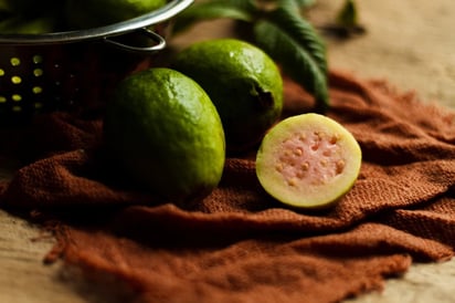 Consume vitamina C con esta receta de gelatina de guayaba