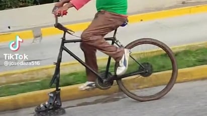 Captan a sujeto usando un patín como llanta en su bicicleta: Como era de esperarse el video no tardó en volverse viral dentro de TikTok, donde actualmente ya supera las 13 millones de repro