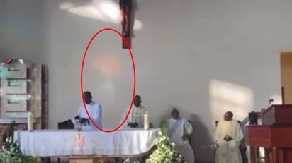 La virgen María se aparece en plena misa en una iglesia en África y se vuelve viral: Un hermoso destello de luz formó la figura de la virgen en un templo de África