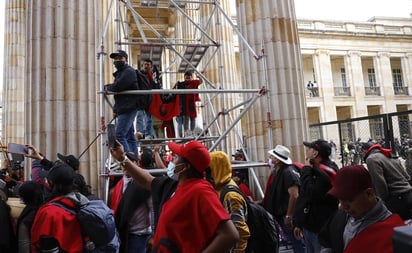 Cientos de manifestantes intentaron irrumpir en el Capitolio de Colombia