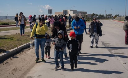 Gobierno de Biden planea suspender a inicios de mayo Título 42 que permite expulsión exprés de migrantes