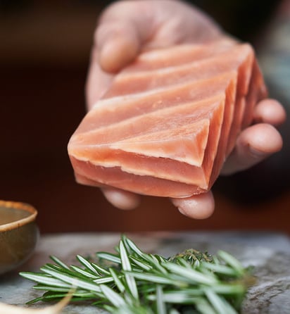 Salmón a base de plantas se ve, sabe, se cocina y se desmenuza como si fuera real