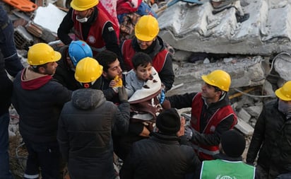 Dar la vida por un hijo: el doloroso video del rescate de un bebé en Turquía