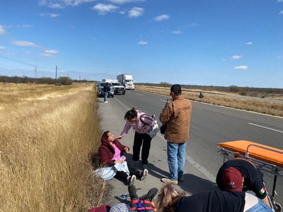 Paisanos vuelcan en la carretera Monclova-Sabinas