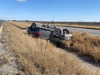 Paisanos vuelcan en la carretera Monclova-Sabinas