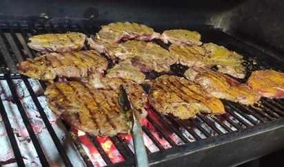 Super Bowl obliga a monclovenses a invertir parte de su sueldo en ‘carnita asada’