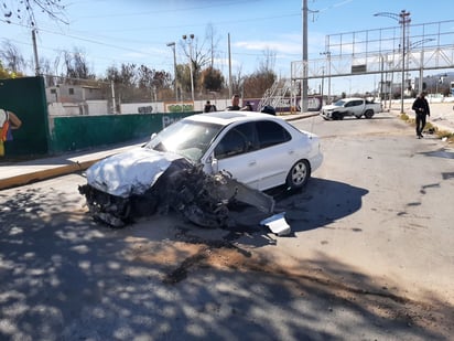 Auto y camioneta chocan de frente en la colonia Pedregal de San Ángel de Monclova