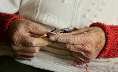 Abuelita teje chaleco con cabello que guardó por 20 años en Rumania