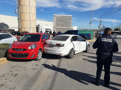 Conductor provoca carambola en la colonia Jardines del Valle de Monclova