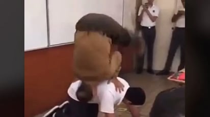 Profesor realiza increíble acrobacia frente a sus alumnos y se vuelve viral : Una joven tiktoker compartió las divertidas hazañas que hace su profesor de clases frente a todo el grupo 