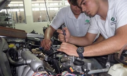 Jorge Garza: Estudiantes deben analizar su futura carrera profesional