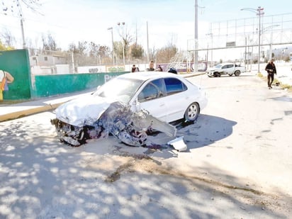 Auto choca camioneta en Susan Lou Pape en Monclova 