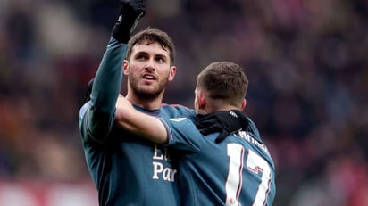 Santiago Giménez marca golazo con Feyenoord sobre el Heerenveen