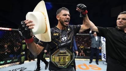 Yair Rodríguez somete a Josh Emmett para ganar el campeonato interino de peso pluma y hace historia en UFC 284