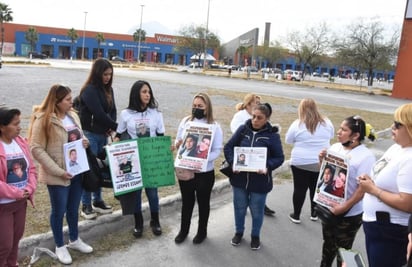 Familiares de desaparecidos en la carretera a Nuevo Laredo pegan volantes con rostros de sus seres queridos