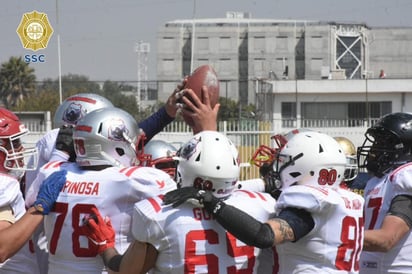 Policías y reclusos se enfrentan en partido de futbol americano en Santa Martha